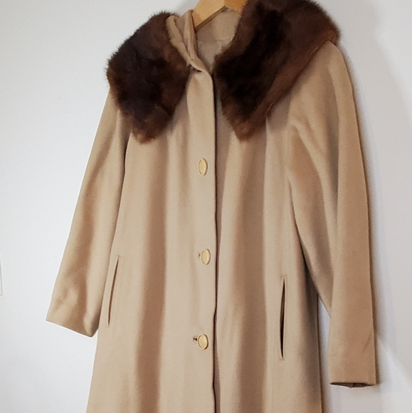 Vintage 60s Midcentury Classic Cream Feminine Button Coat with Brown Fur Collar - Picture 7 of 16
